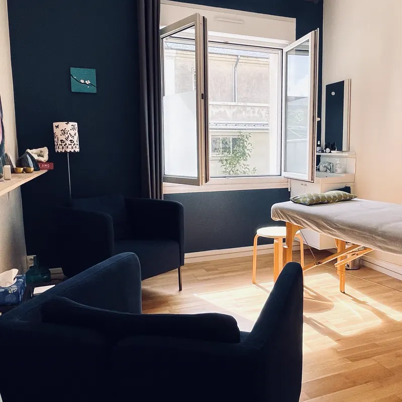 Le cabinet de Caen, murs bleu nuit et parquet baigné de soleil