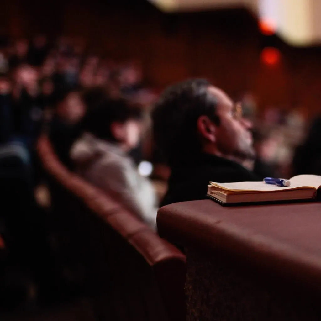 Public attentif pendant une conférence